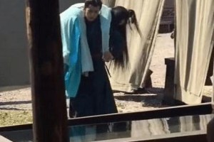 肖战李沁片场拥抱戏花絮曝光，小动作引导演惊呼