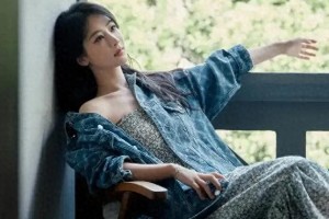 杨紫杭州街拍：碎花裙配牛仔外套，夏日清新慵懒风