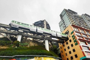 泰国游客涌入重庆：轻轨穿楼、麻辣火锅成打卡热点