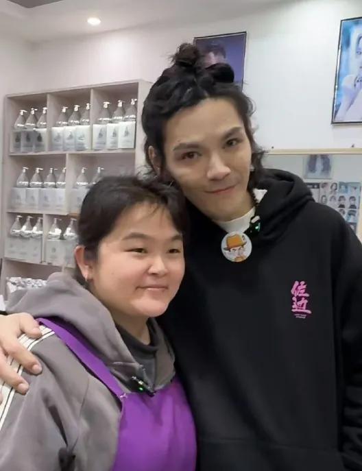 晓华和向佐拥抱