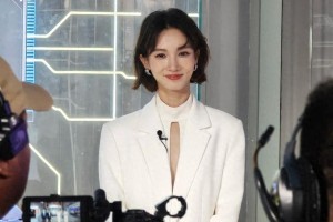 金晨狗啃刘海造型惊艳，35岁突破自我美出新高度
